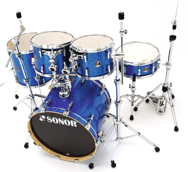 blank The 400 Series stands and pedals supplied with the kit are robust and elegant